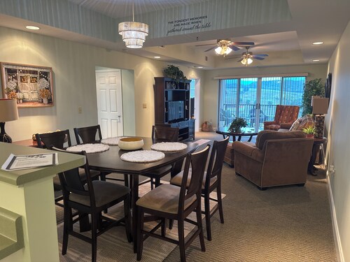 Cozy 2-bedroom condo in beautiful Bristol with AC and gym access