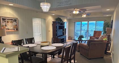 Cozy 2-bedroom condo in beautiful Bristol with AC and gym access