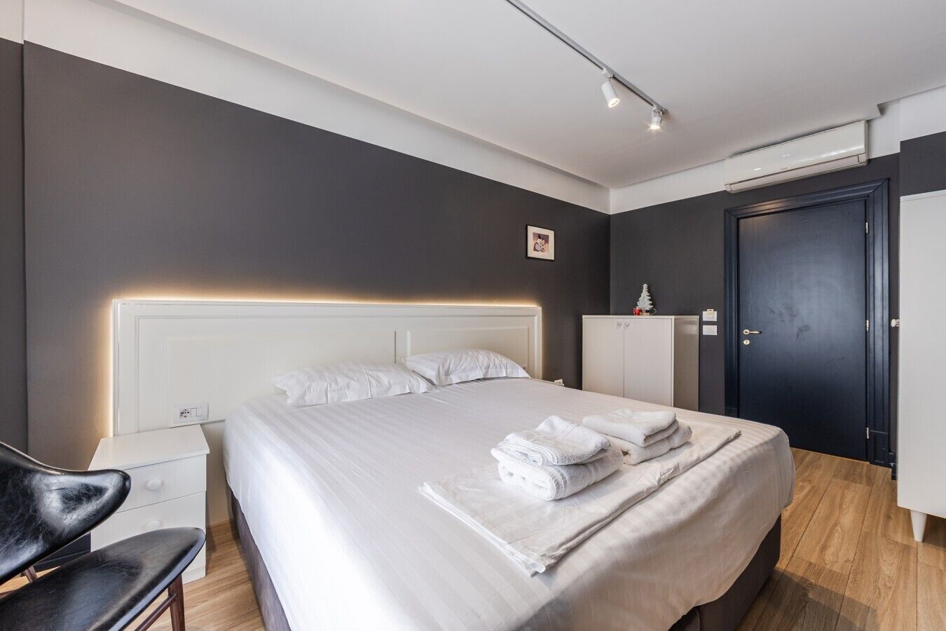 5 bedrooms, iron/ironing board, WiFi, bed sheets