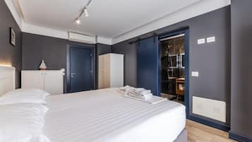5 bedrooms, iron/ironing board, WiFi, bed sheets