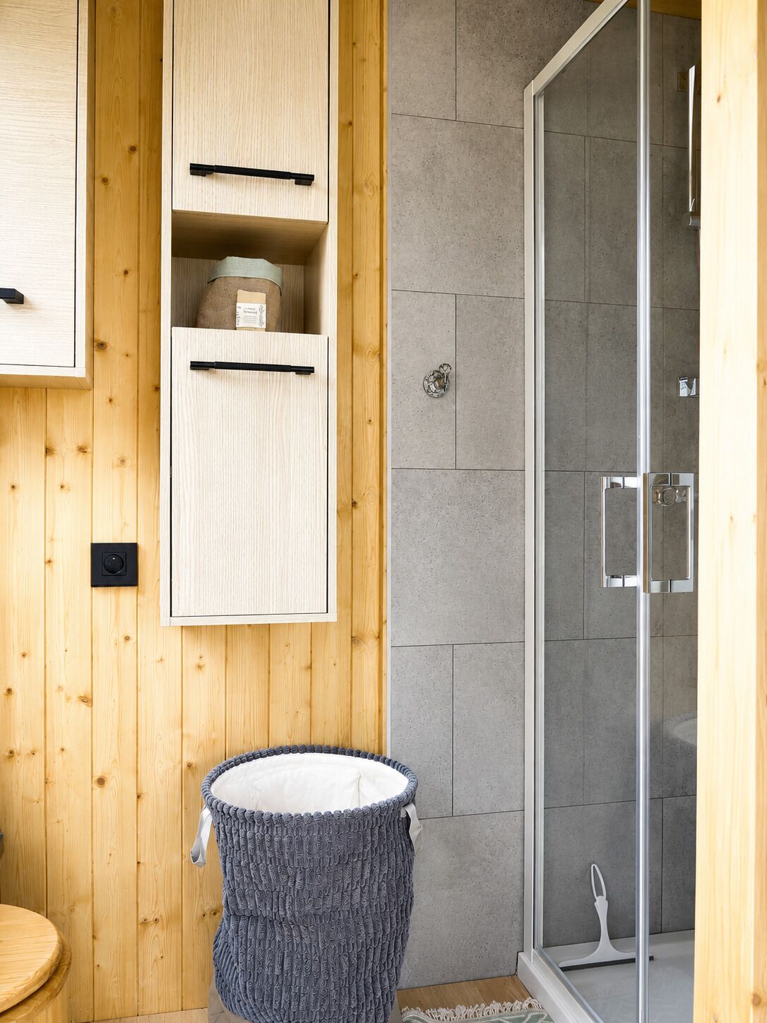 Douche, serviettes fournies, savon, papier toilette
