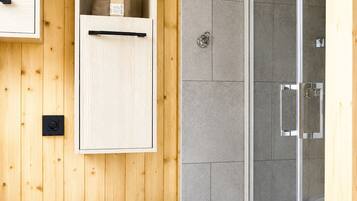 Douche, serviettes fournies, savon, papier toilette