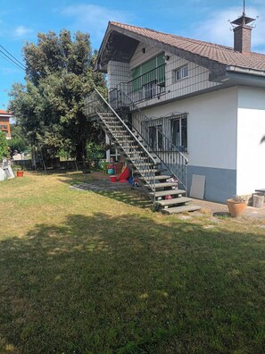 Property grounds - Attic with an enclosed garden, perfect for children. (Noja)