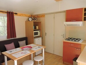 Kühlschrank, Mikrowelle, Herdplatte