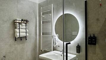 Chambre Double Sénior, accessible aux personnes à mobilité réduite, non-fumeur | Salle de bain