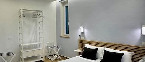 Habitación triple Deluxe, para no fumadores, patio | Wifi gratis y acceso para silla de ruedas