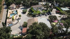 An aerial view of a residential area with a swimming pool, a large house, and several parked cars. - Camping 4 étoiles - Piscine  - ccbgce0 (Sorgues)