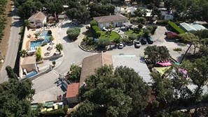 An aerial view of a residential area with a swimming pool, a large house, and several parked cars. - Camping 4 étoiles - Piscine  - ccbgce0 (Sorgues)