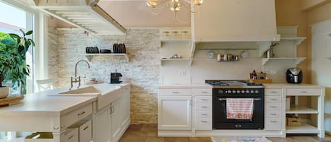 Coffee/tea maker, fridge, microwave, oven