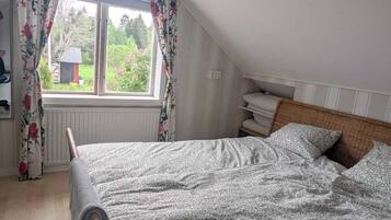 3 bedrooms, bed sheets