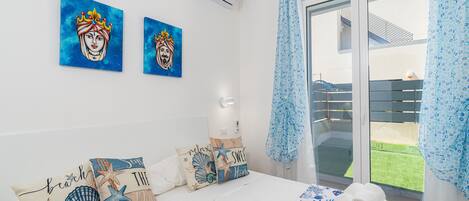 Tabla de planchar con plancha, wifi y ropa de cama