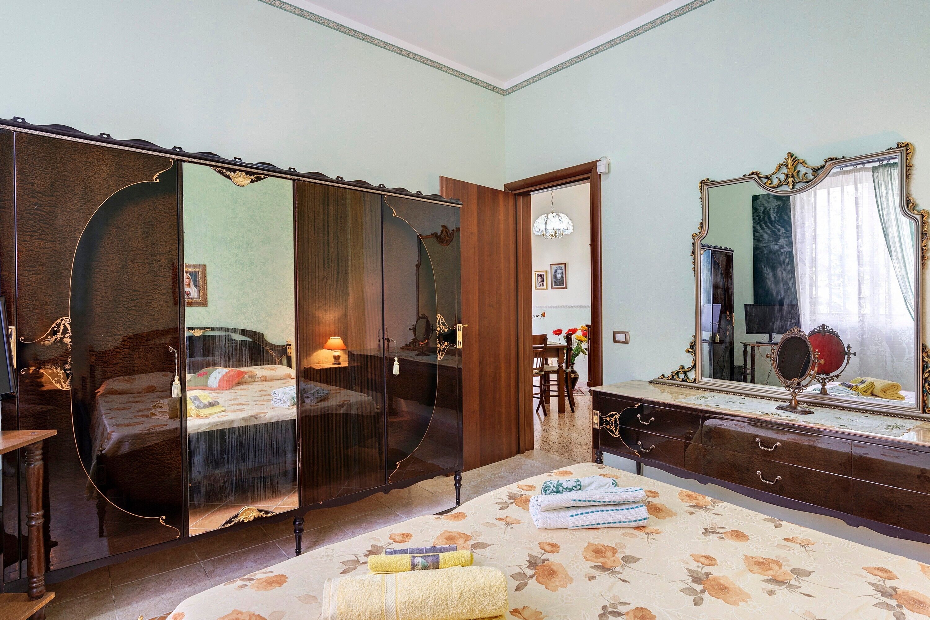 4 bedrooms, bed sheets