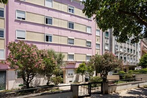 A multi-story building with balconies and a gated entrance. - Spacious Tailor Made Flat in Areeiro (Lisbon)