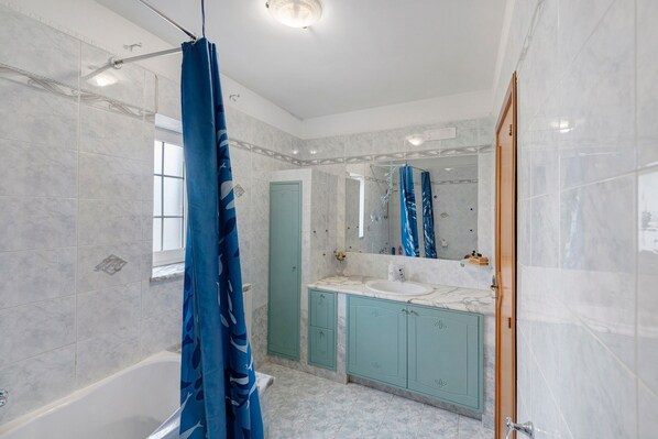 Douche, séchoir à cheveux, serviettes fournies