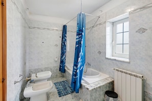 Shower, hair dryer, towels - Room 'Camera Doppia Dell'Arco Romano' with Private Terrace, Wi-Fi and Air Conditioning (Arco Felice)