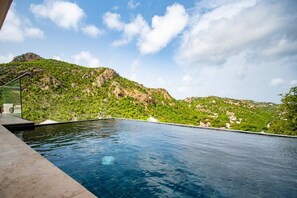 A swimming pool with a view of a mountainous landscape. - Sweet Hill - Villa Rosa (Petite Saline)