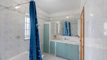 Dusche, Haartrockner, Handtücher