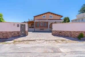 Ein zweistöckiges Haus mit Eingangsbereich, kleiner Veranda und Garage.