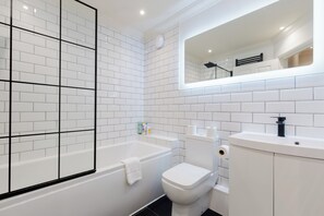 Douche, séchoir à cheveux, shampooing