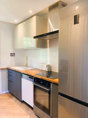 A modern kitchen with stainless steel appliances, a dishwasher, and a built-in oven. - House for 4 people with a pool and tennis court (Ondres)