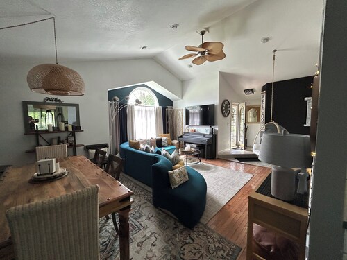 Spacious, 9-bed double house in peaceful setting, 12 miles from Frankenmuth