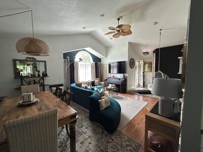 Spacious, 9-bed double house in peaceful setting, 12 miles from Frankenmuth