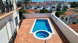 A rooftop swimming pool with a view of surrounding buildings. - #318 Spacious 2BR Apartment | Bright Interiors (Albufeira)