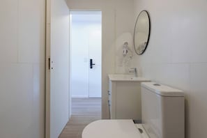 Dusche, Haartrockner, Handtücher, Shampoo