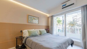 Ein modernes Schlafzimmer mit Bett, Nachttisch, Lampe und einem großen Fenster mit Blick.