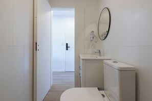 Shower, hair dryer, towels, shampoo - MOT Rentals Plaza Armenia 1B - Loft in Palermo Soho (Buenos Aires)