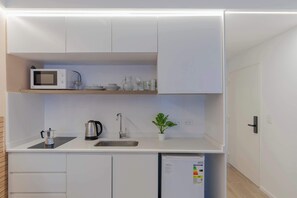 Coffee/tea maker, microwave, toaster, cookware/dishes/utensils - MOT Rentals Plaza Armenia 2C - Loft in Palermo Soho (Buenos Aires)