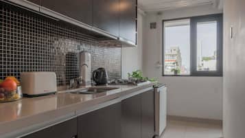 Cafetera y tetera, refrigerador, microondas y horno