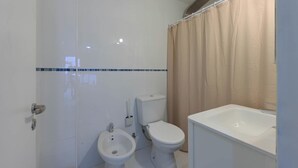 A bathroom with a toilet, bidet, and bathtub. - MOT Rentals + Arevalo 2300 - 3 pax Loft Palermo Hollywood (Buenos Aires)