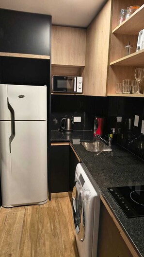 Wasserkocher mit Kaffee-/Teezubehör, Kühlschrank, Mikrowelle, Ofen