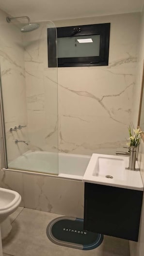 Dusche, Haartrockner, Handtücher