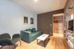 Una televisión, una oficina