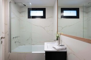 Ducha, secador de pelo y toallas