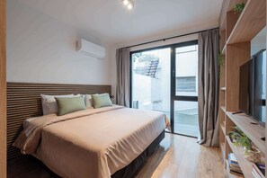 1 dormitorio, escritorio, tabla de planchar con plancha y cuna de viaje
