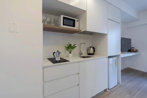 Coffee/tea maker, microwave, toaster, cookware/dishes/utensils - MOT Rentals Plaza Armenia 1A - Loft in Palermo Soho (Buenos Aires)