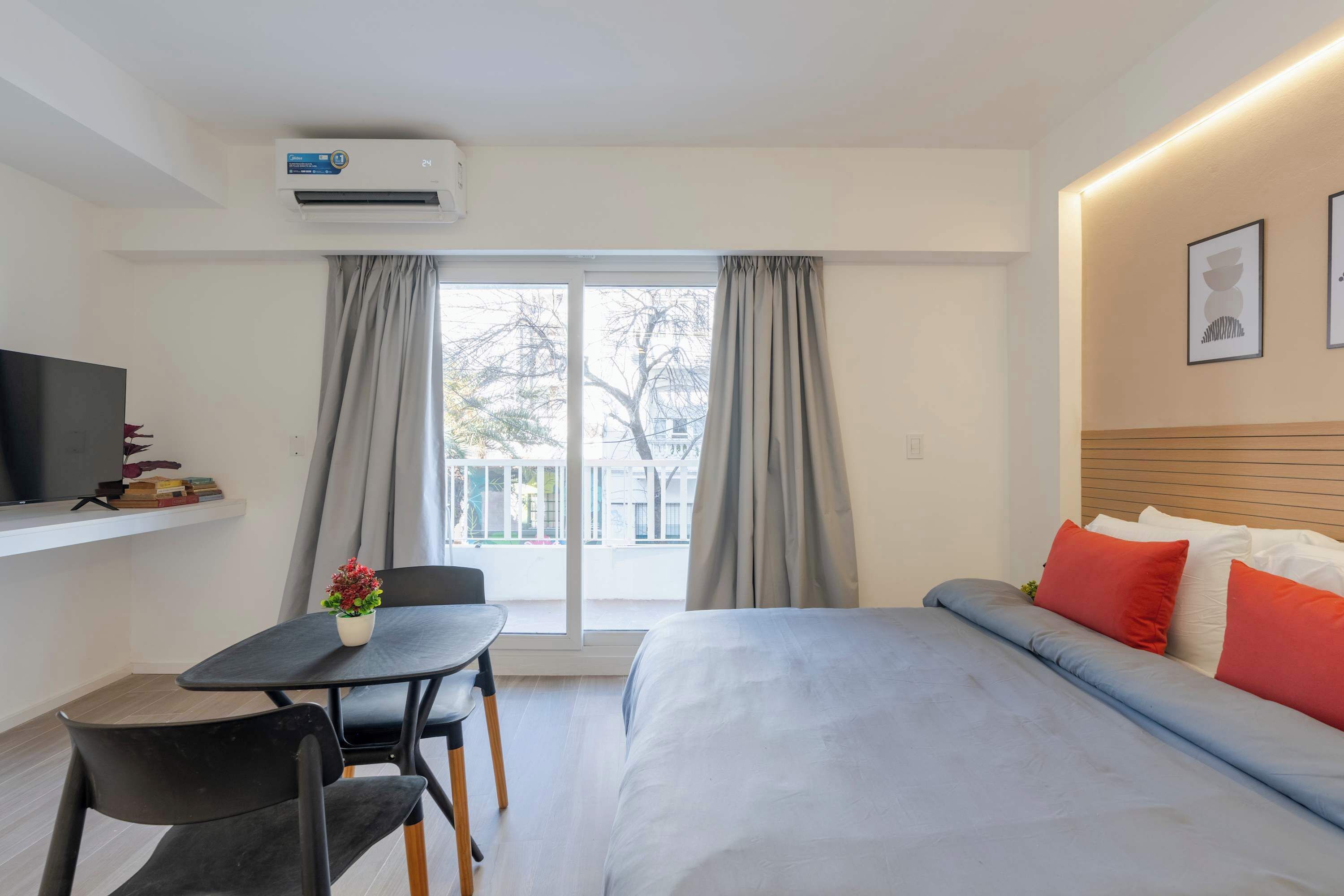 Een bureau, een strijkplank/strijkijzer, wifi, beddengoed