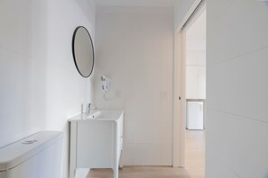 Shower, hair dryer, towels, shampoo - MOT Rentals Plaza Armenia 1A - Loft in Palermo Soho (Buenos Aires)