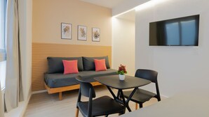 A modern room with a sofa, a table, chairs, a TV, and framed artwork on the wall. - MOT Rentals + Plaza Armenia 1D - Loft in Palermo Soho (Buenos Aires)