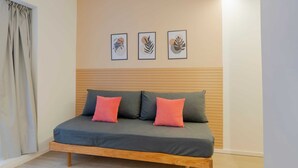 A bed with a wooden frame, grey bedding, and two pink pillows. - MOT Rentals + Plaza Armenia 1D - Loft in Palermo Soho (Buenos Aires)
