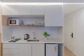 Wasserkocher mit Kaffee-/Teezubehör, Mikrowelle, Toaster