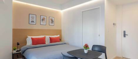 4 bedrooms, desk, iron/ironing board, WiFi