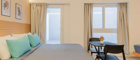 Desk, iron/ironing board, WiFi, bed sheets