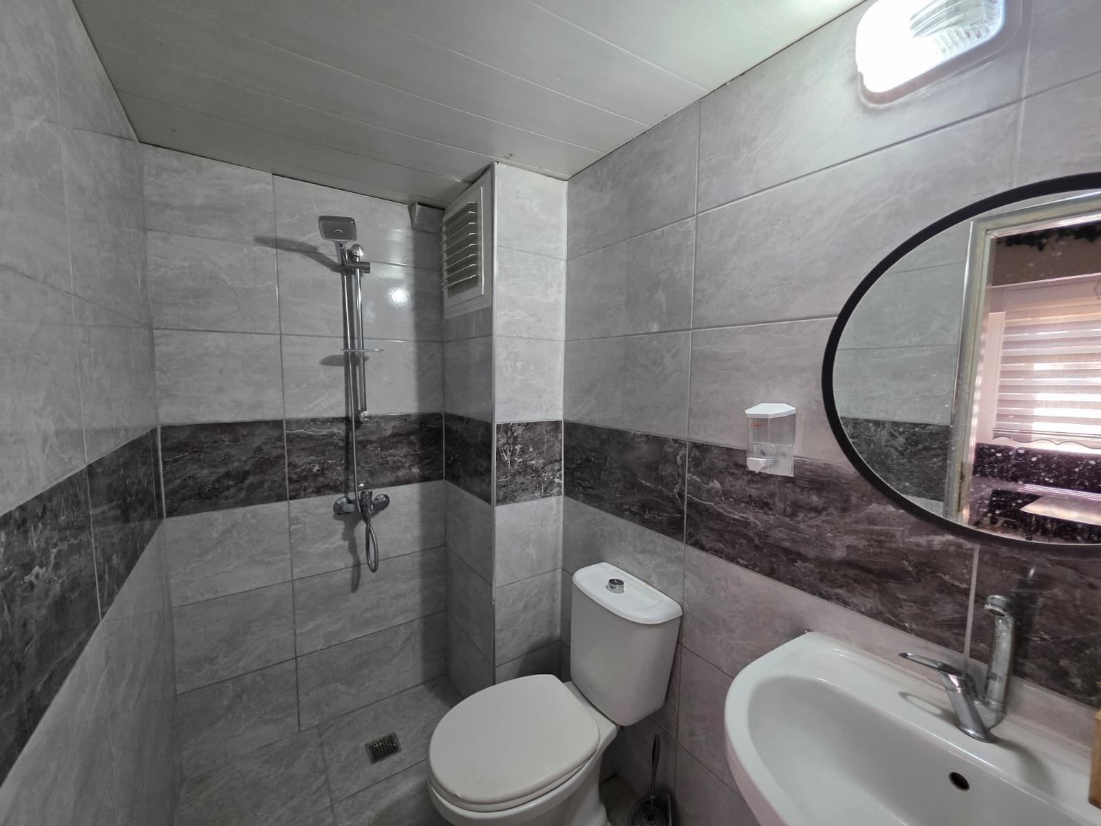 Een douche, een haardroger, toiletpapier