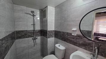 Een douche, een haardroger, toiletpapier