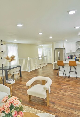 Modern 3BR/2BA Retreat Near NYC, Free Parking & WiFi