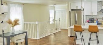 Modern 3BR/2BA Retreat Near NYC, Free Parking & WiFi